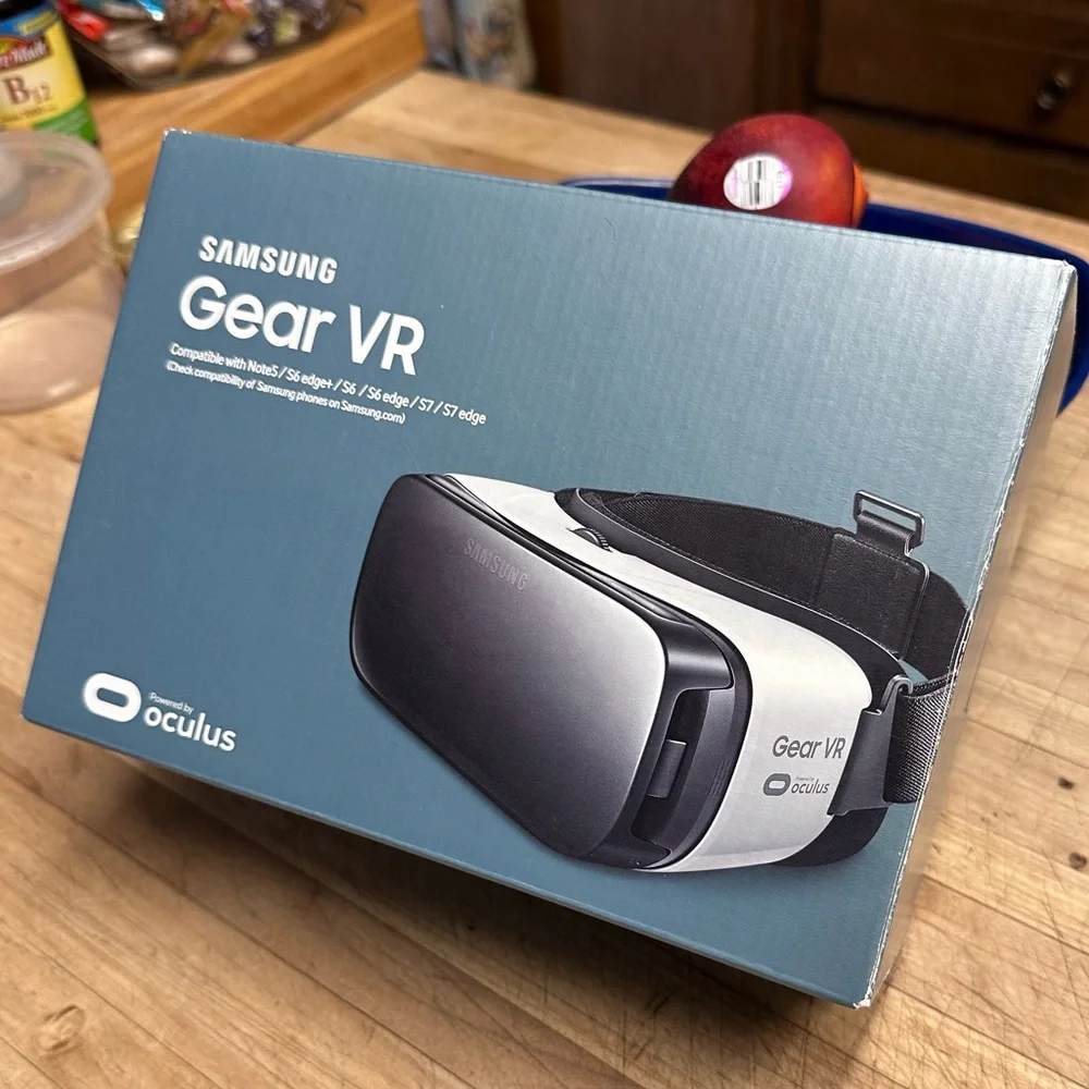 NIB Samsung Gear VR Headset Powered by Oculus